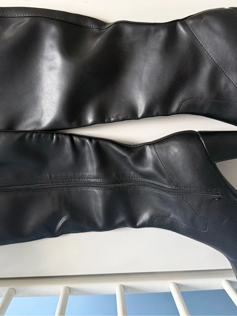 AEROSOLES sleek black